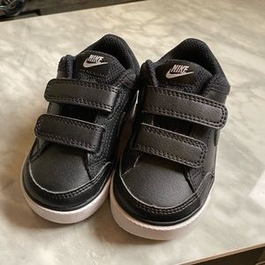 Toddler boys black nike shoes 5c